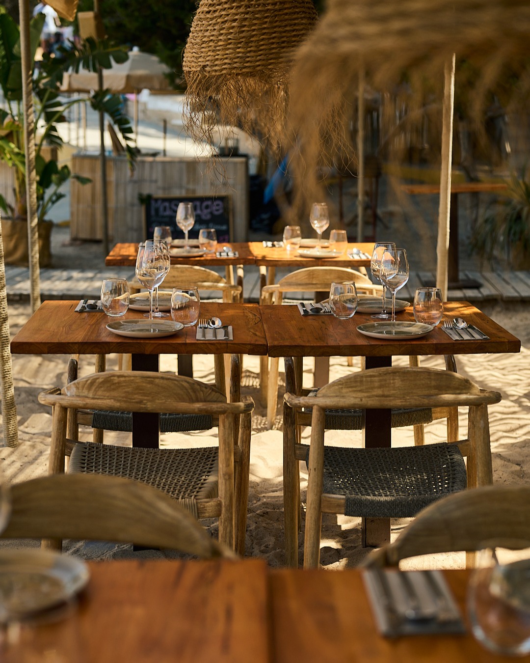 Camas balinesas y restaurante en la playa — beach club Tigre Morado Ibiza