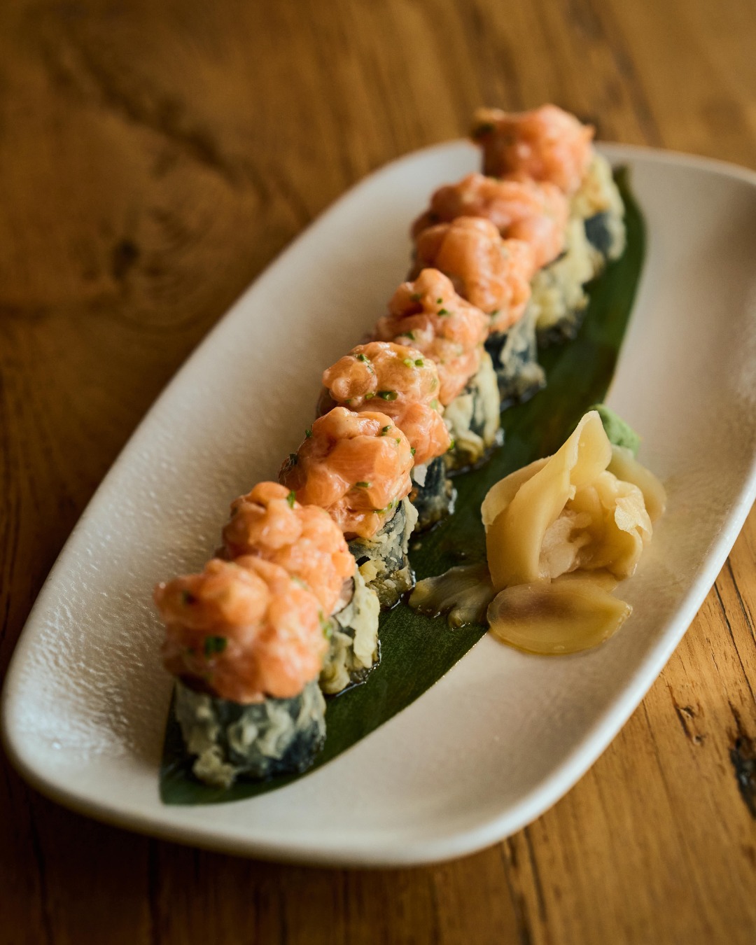 Cocina Nikkei — roll de salmón en Tigre Morado Ibiza