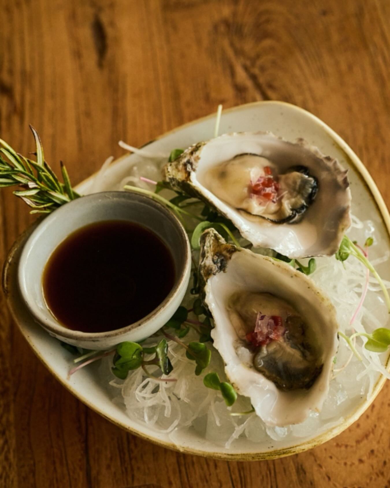 Ostras con ponzu — producto local en Tigre Morado Ibiza